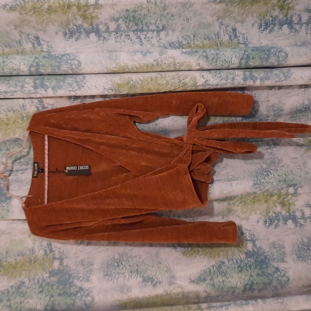 Ribbed texture long sleeve camel color wrap tie shirt size large secret charm